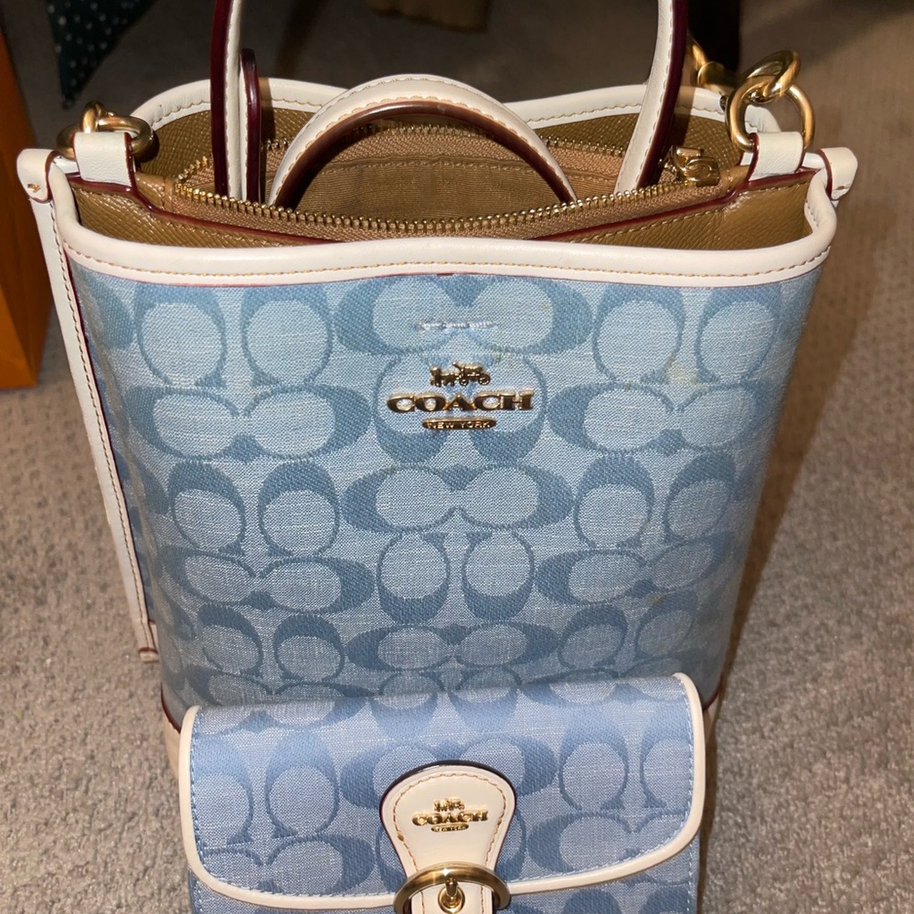 WALLET NOT INCLUDED. Chambray and ivory Coach bucket bag
